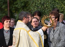 Powitanie Zmaków Miłosierdzia przez parafian w Lesznej Górnej