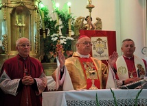 Bp Józef Zawitkowski celebruje Mszę św. Po lewej ks. Jerzy Czarnota, kustosz sanktuarium w Suserzu. Po prawej ks. Wiesław Frelek, dziekan żychliński