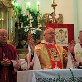 Bp Józef Zawitkowski celebruje Mszę św. Po lewej ks. Jerzy Czarnota, kustosz sanktuarium w Suserzu. Po prawej ks. Wiesław Frelek, dziekan żychliński