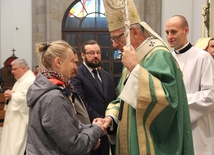 Świadkowie miażdżenia człowieka cierpieniem