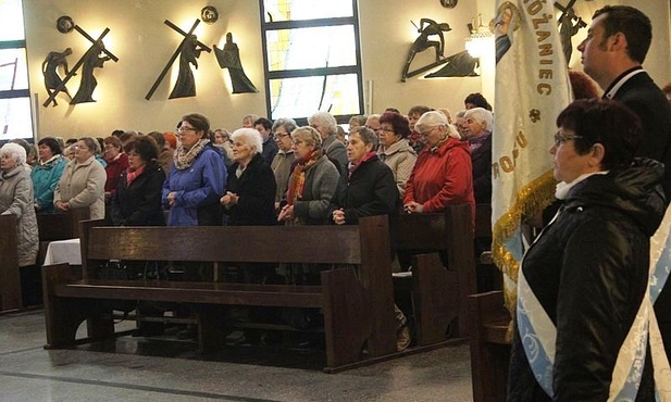Delegacje róż z całej diecezji modliły się razem w bielskim kościele NSPJ