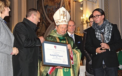 Statuetkę i dyplom z rąk  bp. Henryka Tomasika odebrał prezes Krzysztof Łyżwiński (z prawej)