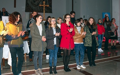 Występ młodych parafian  długo oklaskiwali zgromadzeni  w świątyni