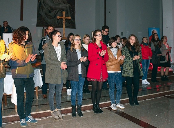 Występ młodych parafian  długo oklaskiwali zgromadzeni  w świątyni