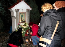 W Dniu Dziecka Utraconego po Mszy św. osieroceni rodzice przeszli pod kapliczkę Matki Bożej z Guadalupe Po prawej: Msza św. w Tumie za dzieci przedwcześnie zmarłe. Rodzice przekazują ks. Piotrowi Nowakowi zapalone znicze, których płomień symbolizuje utracone dziecko 