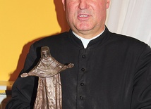  – Od dziecka nasi rodzice uczyli nas dzielenia się z innymi wszystkim, co otrzymywaliśmy – mówi ks. Mirosław Poniżej: Statuetka św. Faustyny znalazła godne miejsce w mieszkaniu kapłana