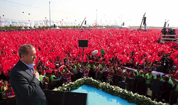Pod przykrywką walki z Państwem Islamskim władze tureckie prowadzą wojnę przeciwko Kurdom. W tej walce prezydenta Erdogana popiera wielu jego zwolenników, o czym może świadczyć m.in. demonstracja przeciwko "terrorowi PKK” zorganizowana przed miesiącem w Stambule