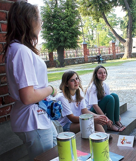 Tym razem wolontariusze mogą też wziąć udział w dekanalnym konkursie, którego nagrodą jest dofinansowanie wyjazdu do Krakowa. Na zdjęciu: Letnia akcja „Napełnij dzban” w Płocku
