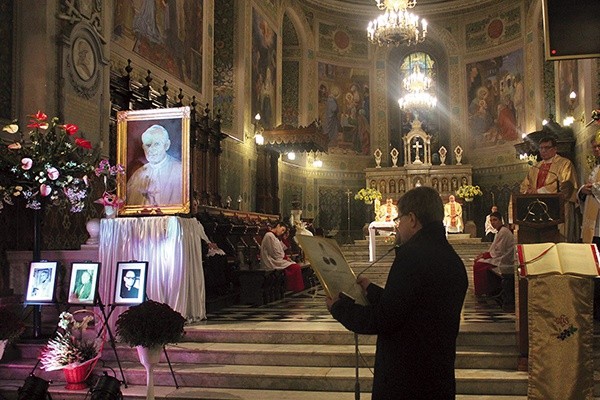 Wystrojowi wnętrza katedry towarzyszyły fotografie poprzednich, zmarłych proboszczów tej wspólnoty