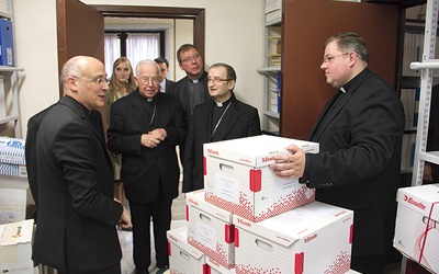  Ks. Giacomo Pappalardo – kanclerz w Kongregacji Spraw Kanonizacyjnych (z lewej) odbiera dokumenty