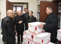  Ks. Giacomo Pappalardo – kanclerz w Kongregacji Spraw Kanonizacyjnych (z lewej) odbiera dokumenty