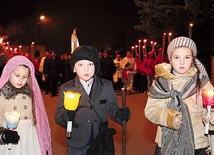  W Oleśnie w czasie procesji przed figurą idą dzieci fatimskie reprezentujące grupę uczniów przygotowujących się do przyjęcia I Komunii świętej