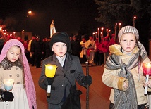  W Oleśnie w czasie procesji przed figurą idą dzieci fatimskie reprezentujące grupę uczniów przygotowujących się do przyjęcia I Komunii świętej