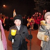  W Oleśnie w czasie procesji przed figurą idą dzieci fatimskie reprezentujące grupę uczniów przygotowujących się do przyjęcia I Komunii świętej