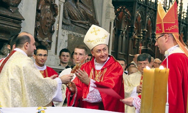 Prymas Polski przekazał ks. Janowi Bartoszkowi, diecezjalnemu asystentowi AK,  relikwie św. Wojciecha