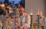  Na zakończenie pieszej pielgrzymki abp Celestino Migliore udzialił wszystkim błogosławieństwa relikwiami św. Jadwigi Z lewej: Pielgrzymki są radośni. Niektóre grupy wchodziły do Trzebnicy krokiem polonezowym