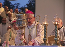  Na zakończenie pieszej pielgrzymki abp Celestino Migliore udzialił wszystkim błogosławieństwa relikwiami św. Jadwigi Z lewej: Pielgrzymki są radośni. Niektóre grupy wchodziły do Trzebnicy krokiem polonezowym