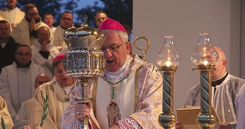  Na zakończenie pieszej pielgrzymki abp Celestino Migliore udzialił wszystkim błogosławieństwa relikwiami św. Jadwigi Z lewej: Pielgrzymki są radośni. Niektóre grupy wchodziły do Trzebnicy krokiem polonezowym