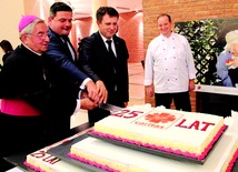Powyżej: 25-lecie Caritas było okazją do podziękowania tym, którzy w dzieła miłosierdzia włączają się codziennie