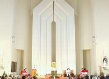 W prezbiterium zamontowano pięciometrowy krzyż