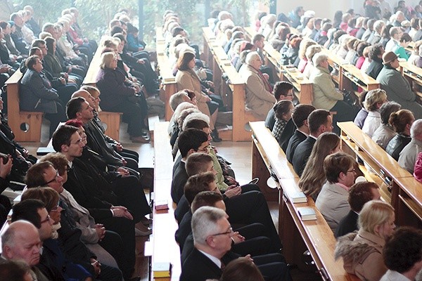 Kościół wypełnił się wiernymi, którzy będą modlić się za księży