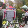 Obelisk z tablicą rocznicową to inicjatywa Romana Jakóbczyka, honorowego mieszkańca Kamiennej Góry i lokalnego społecznika