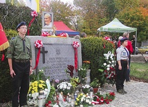 Obelisk z tablicą rocznicową to inicjatywa Romana Jakóbczyka, honorowego mieszkańca Kamiennej Góry i lokalnego społecznika