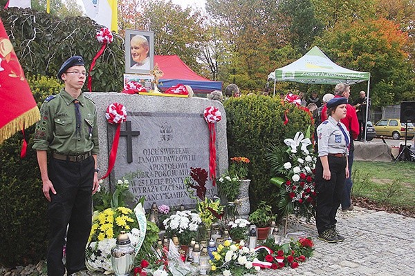 Obelisk z tablicą rocznicową to inicjatywa Romana Jakóbczyka, honorowego mieszkańca Kamiennej Góry i lokalnego społecznika