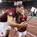 Francesco Totti robi  selfie z córką Chanel na stadionie w Rzymie