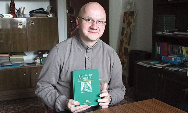 Biblia Jerozolimska w języku hiszpańskim – jedyna książka,  którą ks. Robert Szczotka  zabrał do Chile