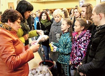  Uczestnicy 12. edycji Pól Nadziei odebrali cebulki żonkili, które posadzą przy swoich szkołach