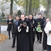  Szczecinek, 17 października: ceremonia na cmentarzu miała charakter ekumeniczny. Pogrzeby dzieci utraconych odbyły się także w Koszalinie, Słupsku i w Pile 