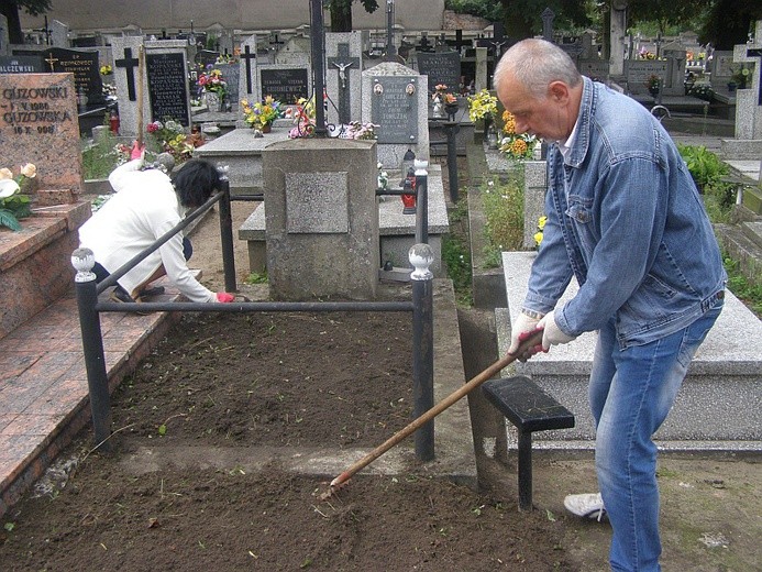 Członkowie TPZK porządkują zaniedbane groby na kutnowskim cmentarzu