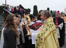 Ks. Jan Kurdas przekazuje relikwie przedstawicielom młodzieży