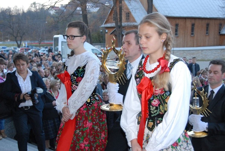 Procesja do kościoła w Tylmanowej