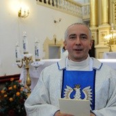 Ks. Szymon Mucha zachęca do udziału w nabożeństwach różańcowych