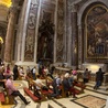 Przy grobie św. Jana Pawła II w watykańskiej bazylice, wierni nieustannie trwają na modlitwie