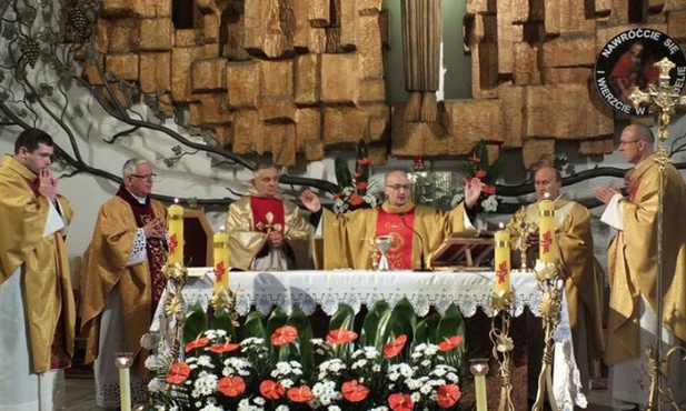 Eucharystii przewodniczył o. Grzegorz Kramer. Proboszcz ks. kan. Marek Janas drugi z lewej