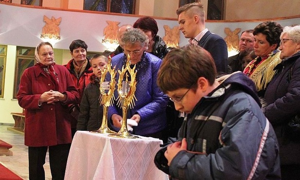 Parafianie z Kamesznicy przy relikwiach Apostołów Miłosierdzia