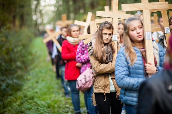 Młodzi z krzyżami, które zaniosą do chorych 