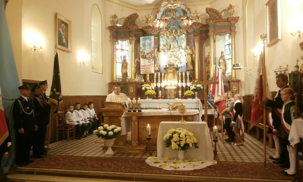 Eucharystii przewodniczył i homilię wygłosił ks. kan. Adam Stępień