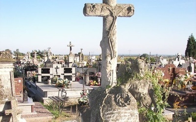 Parafialny cmentarz w Gożlicach 