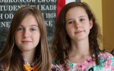 Kaja Stanaszek (z lewej) i Patrycja Bożek - bohaterskie gimnazjalistki z Hałcnowa