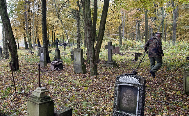 Sprzątanie cmentarza w Szczeglinie