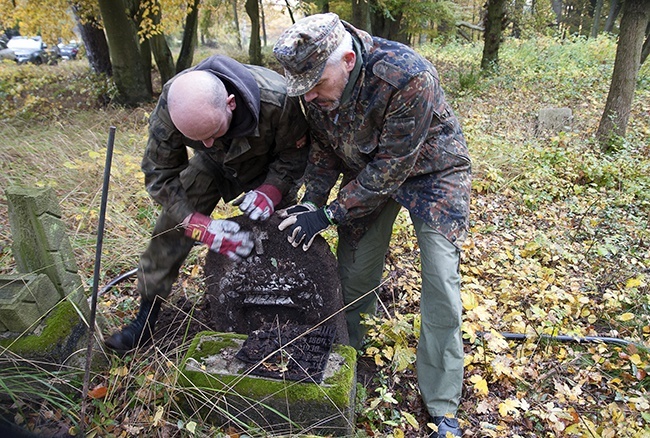 Sprzątanie cmentarza w Szczeglinie