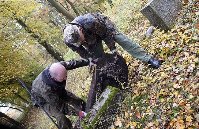 Sprzątanie cmentarza w Szczeglinie