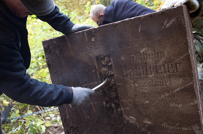 Sprzątanie cmentarza w Szczeglinie