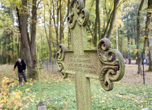 Sprzątanie cmentarza w Szczeglinie