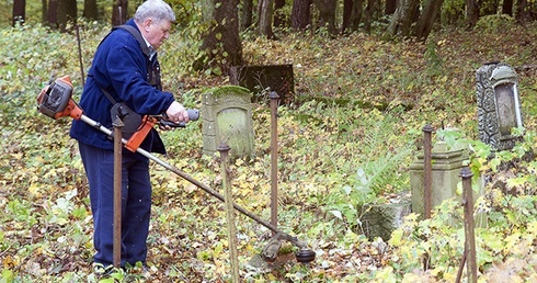 Sprzątanie cmentarza w Szczeglinie