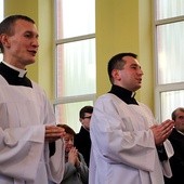 Od lewej Krzysztof Wardęcki i Tomasz Szcześniak, nowo obłóczeni klerycy